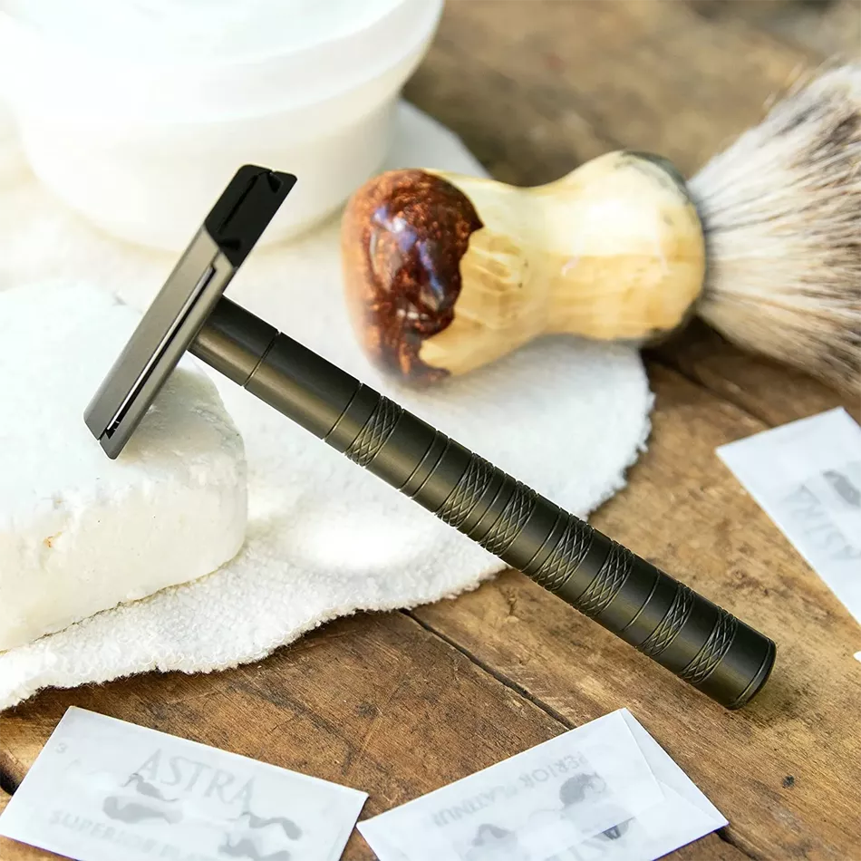 Henson AL13 razor on wooden table